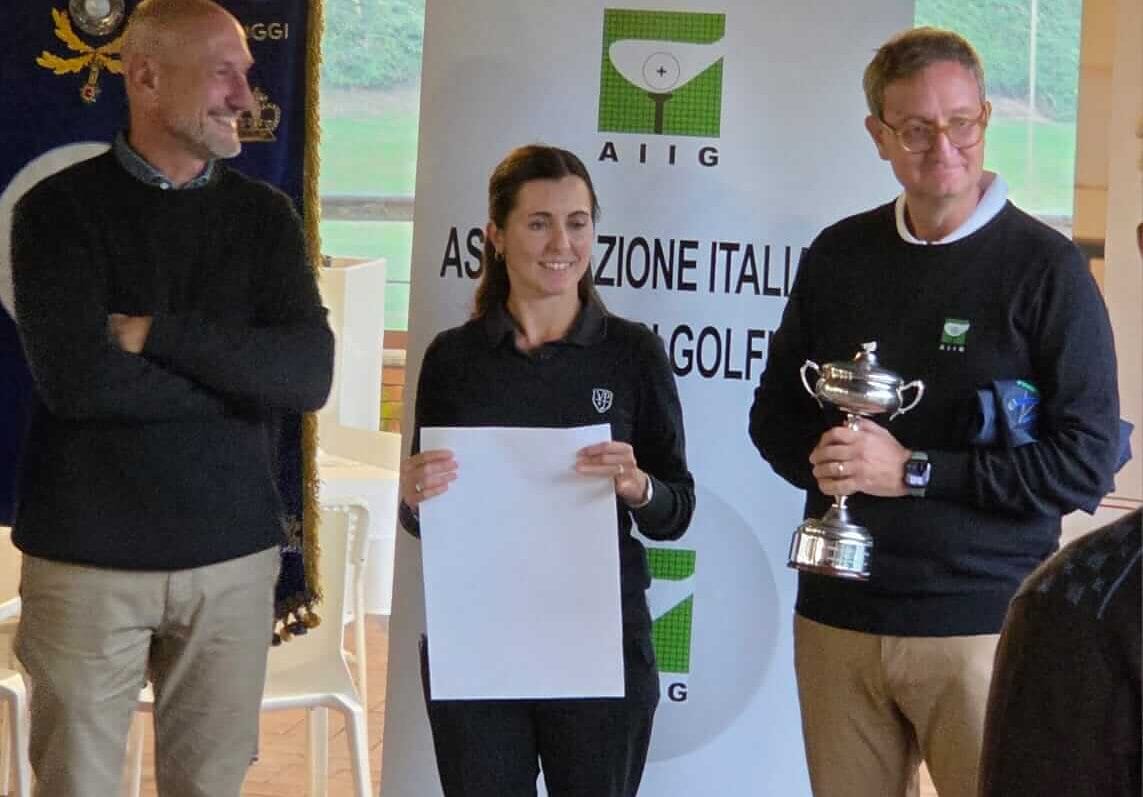 La consegna della coppa al capiatano Andrea De Cicco